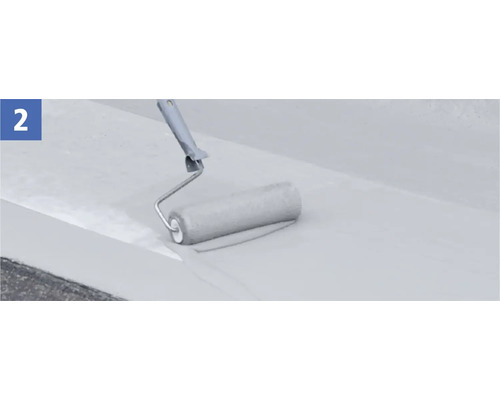 Eine Person streicht eine Oberfläche mit einer Farbwalze.