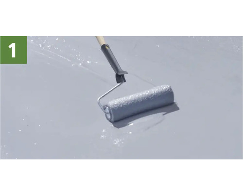 Eine Person rollt mit einer Farbwalze Farbe auf eine Oberfläche.