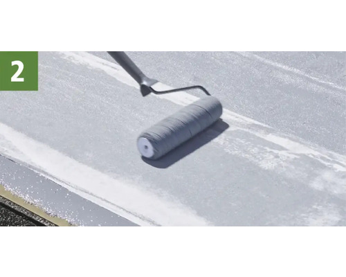 Auftragen von Dachfarbe mit einer Farbwalze