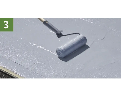 Anwendung von Flüssigkunststoff mit einer Farbwalze auf einer Dachfläche