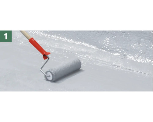 Auftragen von Flüssigkunststoff mit einer Farbwalze.