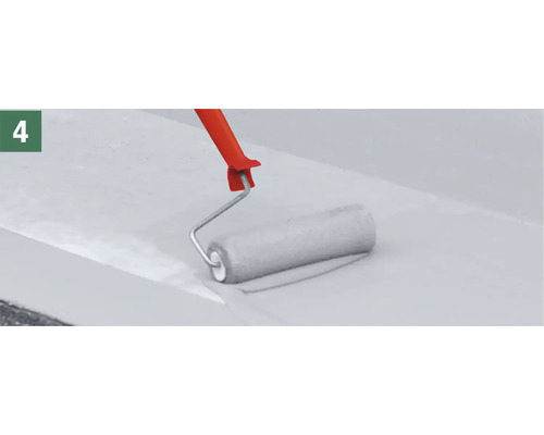 Farbroller trägt Farbe auf Oberfläche auf