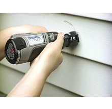 Dremel 8200 Multifunktionswerkzeug im Einsatz beim Schneiden in ein Werkstück