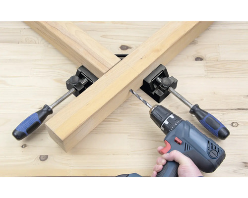 Werkstück wird mit einer Eckzwinge fixiert und mit einem Akkuschrauber bearbeitet.