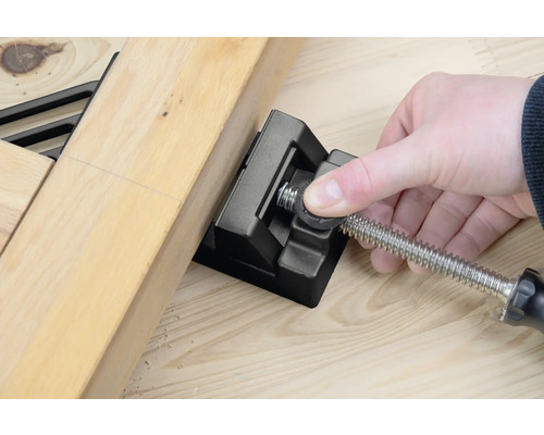 Eckspannzwinge im Einsatz mit Holzwerkstücken