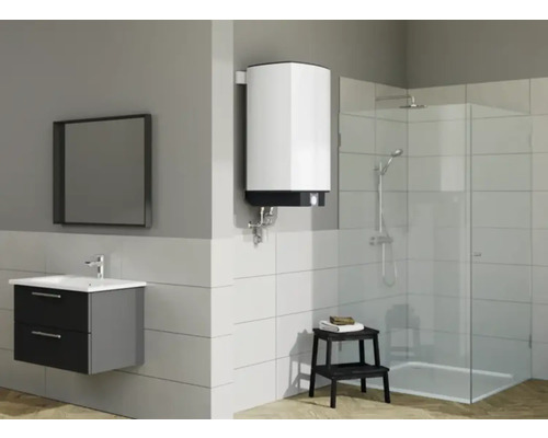 Modernes Badezimmer mit Boiler, Waschbeckenunterschrank, Spiegel und Dusche