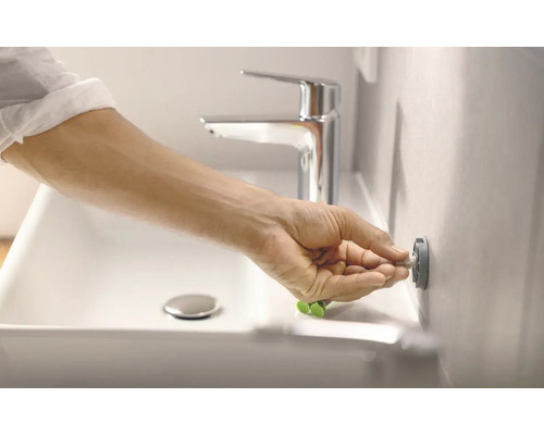 Installation eines Waschtischs mit Wasserhahn