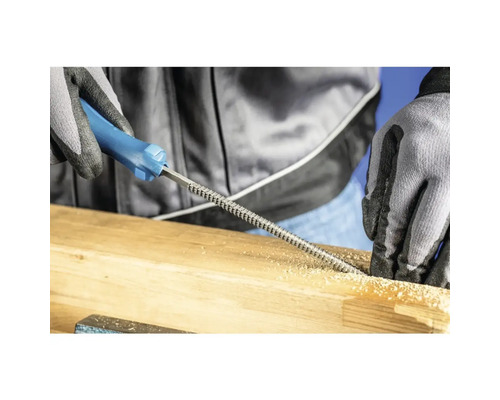 Holzbearbeitung mit einer Raspel durch eine Person mit Handschuhen