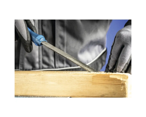 Eine Holzraspel wird zum Bearbeiten eines Holzstücks verwendet.