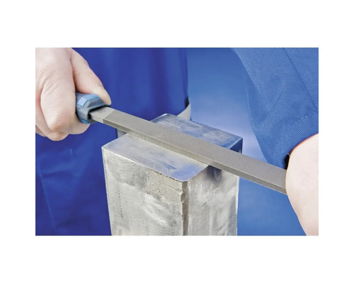 Eine Hand benutzt eine Werkstattfeile an einem Metallstück.