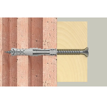 Befestigung eines Fischer Dübels mit Schraube in einer Ziegelwand und einem Holzbrett.