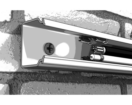 Aufputzleuchte mit Leuchtstoffröhren an einer Ziegelwand