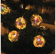 Lichterkette mit kugelförmigen Lampen am Weihnachtsbaum