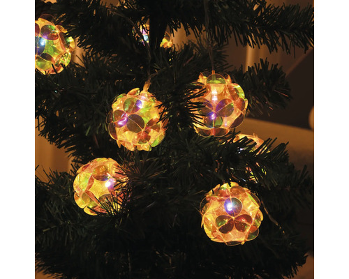 Lichterkette mit kugelförmigen Lampen am Weihnachtsbaum