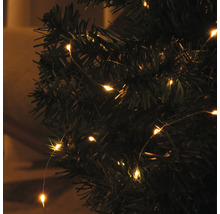Nahaufnahme einer Lichterkette an einem Weihnachtsbaum