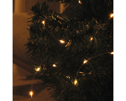 Nahaufnahme einer Lichterkette an einem Weihnachtsbaum