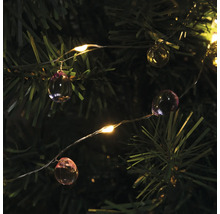 Lichterkette mit kugelförmigen Anhängern an einem Weihnachtsbaum