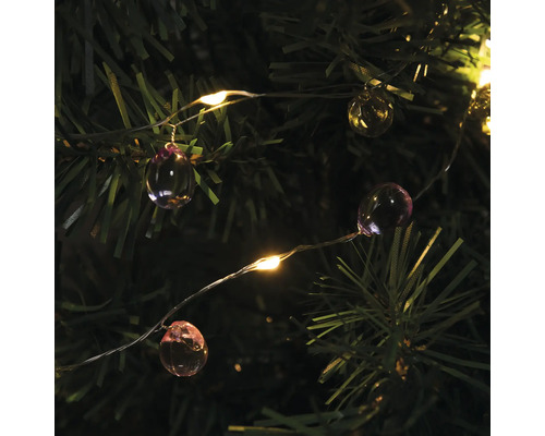 Lichterkette mit kugelförmigen Anhängern an einem Weihnachtsbaum