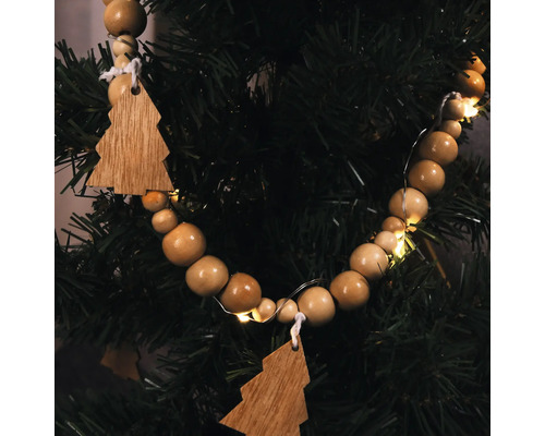 Dekorative Holzkugelkette mit Baum-Anhängern als Christbaumschmuck