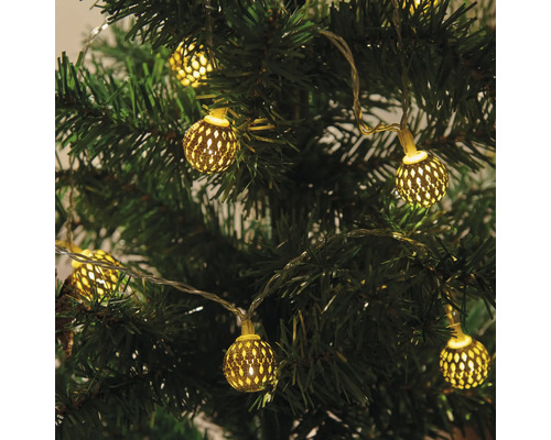 Lichterkette mit kugelförmigen Lampen am Weihnachtsbaum