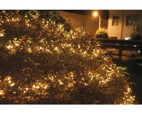Dekorativer Busch mit warmweißen Lichterketten