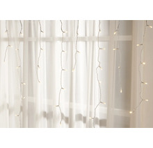 Lichterkettenvorhang mit warmweißen LEDs vor Fenster