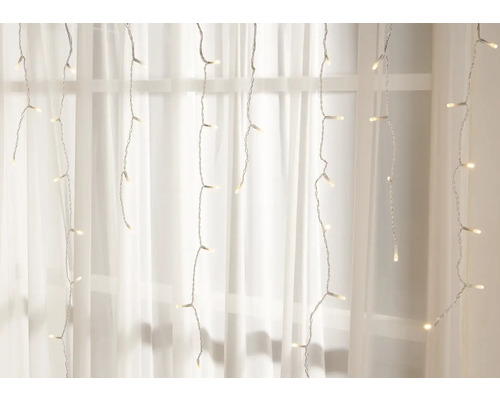 Lichterkettenvorhang mit warmweißen LEDs vor Fenster