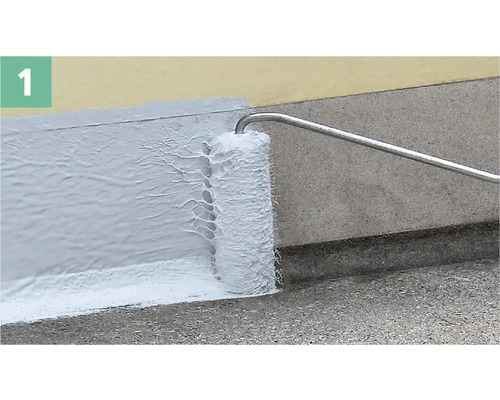 Fassadenanstrich mit Farbroller aufgetragen.