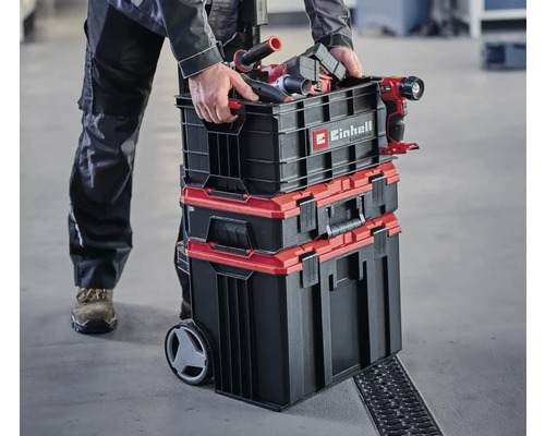 Person transportiert Einhell Werkzeugkoffer-Set mit Werkzeugen