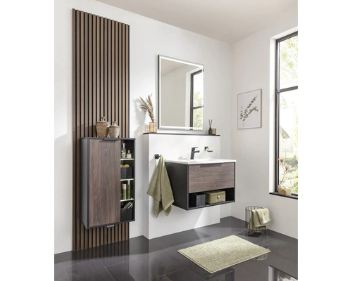 Modernes Badezimmer mit Waschtisch, Spiegel, Hochschrank und Wandpaneelen in Holzoptik