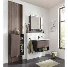 Helles Badezimmer mit Waschtisch, Spiegelschrank und Hochschrank in modernem Design