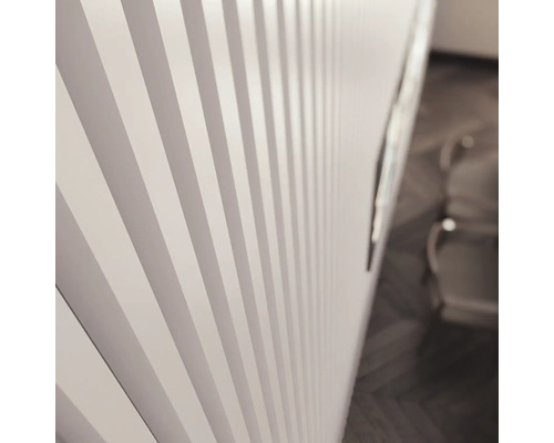 Detailansicht einer Wandverkleidung mit vertikalen Lamellen in einem Raum.