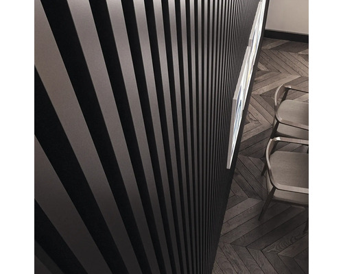 Nahaufnahme einer Wandverkleidung mit Holzpaneelen in einem Raum mit zwei Stühlen und einem Holzparkettboden.