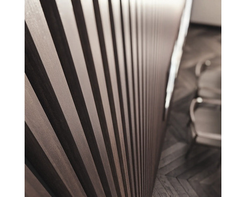 Nahaufnahme einer Wandverkleidung mit Holzlattenstruktur in einem Raum