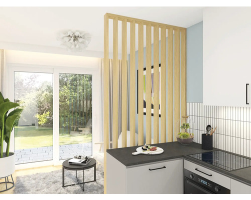 Heller Raum mit Küche, Holzlamellenwand und Blick in den Garten.