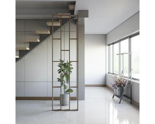 Heller Raum mit Treppe, Raumteiler und Pflanzen