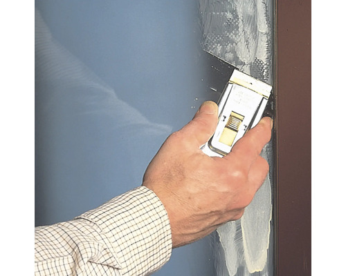 Hand verwendet Glasschaber zur Fensterreinigung