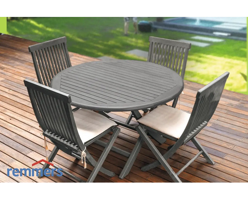 Gartentisch mit vier Stühlen auf einer Holzterrasse