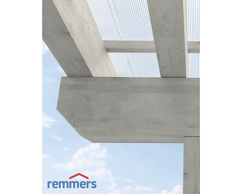 Detailansicht einer Holzpergola mit transparentem Dach und Remmers Logo