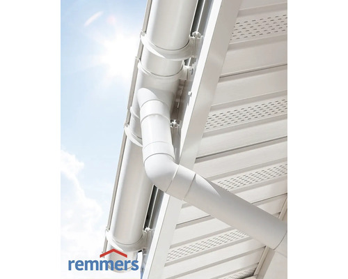 Dachrinne aus Kunststoff am Dach eines Gebäudes.