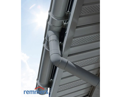 Dachrinne aus Kunststoff am Dach eines Hauses