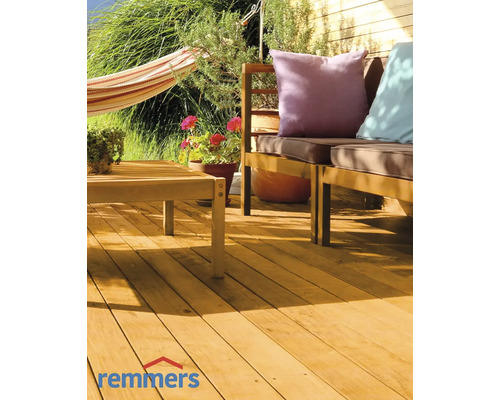 Holzterrasse mit Holzmöbeln, Kissen und Remmers Logo