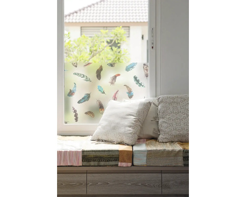 Fenster mit Fensterfolie mit Federmotiv und Sitzkissen
