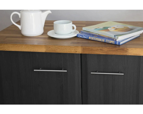Kommode mit zwei Schubladen, Teekanne, Tasse, Untertasse und Büchern