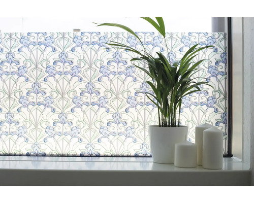 Fenster mit statischer Fensterfolie mit Blumendesign, Topfpflanze und Kerzen