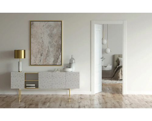 Heller Raum mit Sideboard, Lampe, Bild und Tür zum Schlafzimmer