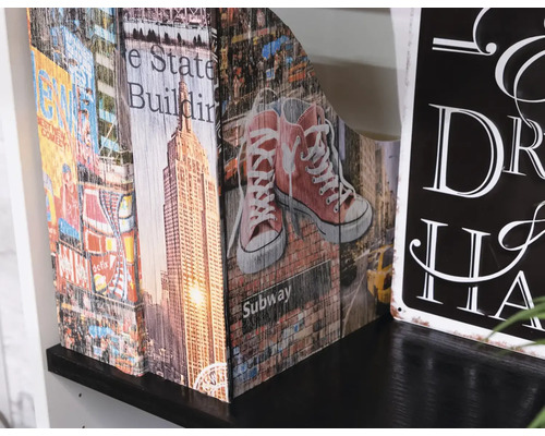 Dekorativer Zeitschriftenständer mit New York Motiv auf einem Regal.