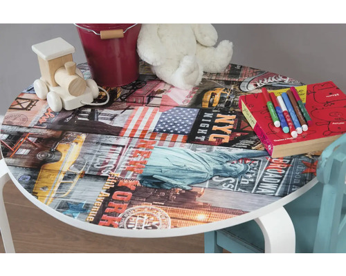 Kindertisch mit New York Motiv, Spielzeug, Stifte und Buch liegen darauf