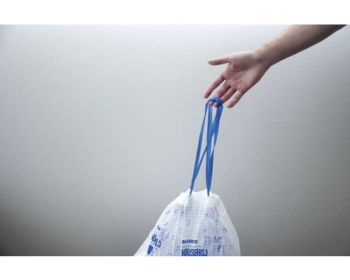 Eine Hand hält eine Tragetasche mit blauen Trägern