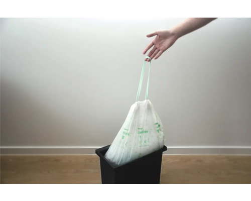 Bioabfallbeutel mit Tragegriff in einem Abfalleimer